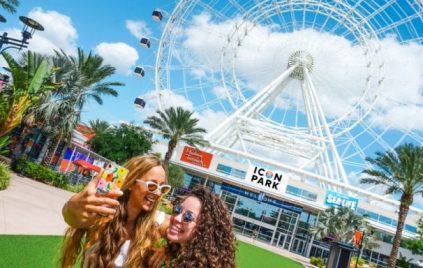 girls-taking-selfie-at-icon-park-orlando