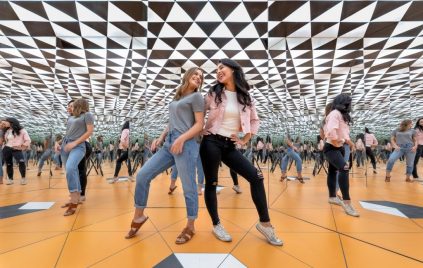 museum-of-illusions-orlando-infinity-room-millennial-girls